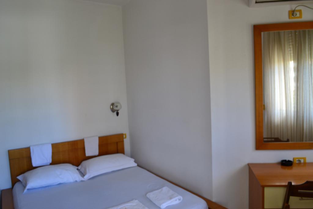 Hotel Alpine Vlorë Værelse billede